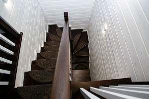 межэтажная лестница из лиственницы 10