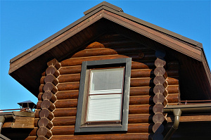 крашеный фасад дома из бревна