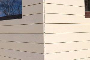 Фасад с характером: Сочетание лиственницы, сосны и камня в Honka Family Club