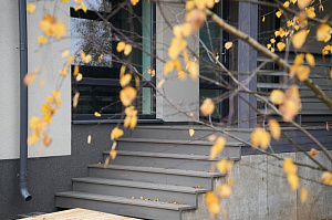 Изысканная терраса из сибирской лиственницы в Солнечной Долине