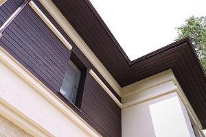 Не верите, что деревянный фасад может служить десятилетиями? Смотрите нашу работу 5-летней давности — она выглядит свежее многих новостроек