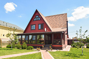 Вишневый фасад и темно-коричневые акценты: история преображения целого участка в Ленинградской области