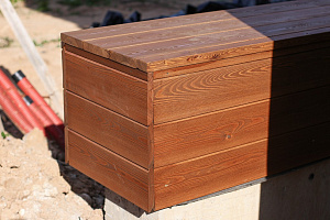 Не просто обшивка, а архитектурное высказывание: вертикальный планкен, идеальные зазоры и мембрана для долгой жизни дома