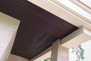 Не верите, что деревянный фасад может служить десятилетиями? Смотрите нашу работу 5-летней давности — она выглядит свежее многих новостроек