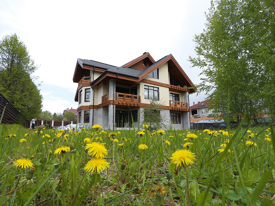 Холодная монументальность камня и живое тепло дерева — идеальный дуэт для фасада, который не оставит равнодушным