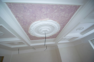 покраска потолков с лепниной