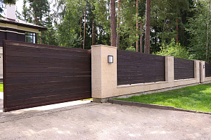 Забор из скошенного планкена в Нижний: Эстетика и долговечность от Лесобиржа-СПб, проверенные временем