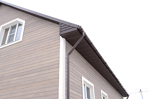 Не просто обшивка, а комплексное решение: вентилируемый фасад, индивидуальный водосток и единый стиль — дом, который будет служить десятилетиями