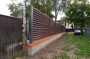 Элегантный забор из планкена и кирпича на Прохладном озере