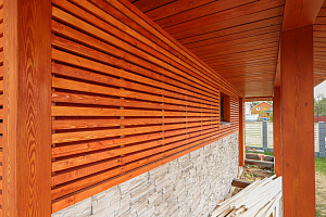 Фасад с характером: Сочетание лиственницы, сосны и камня в Honka Family Club