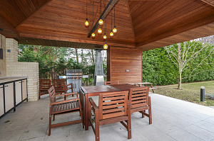 Скрытый крепёж, цеховая покраска и сибирская лиственница: почему этот проект в Мысе Удальцово не требует внимания уже 4 года