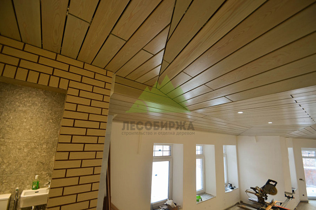 Планкен на стенах и потолке: дизайнерские приёмы без ошибок