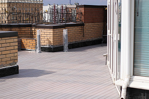 Монтаж террасной доски из термоясеня на крыше многоквартирного дома