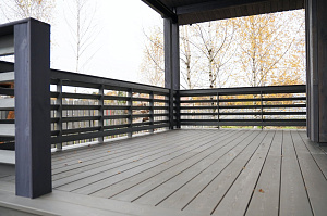 Изысканная терраса из сибирской лиственницы в Солнечной Долине