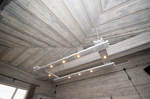 внутренняя отделка брашированным и крашеный планкеном 5