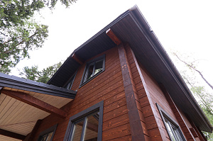 Комплекс работ по покраске деревянного дома с балками на террасе и стобами