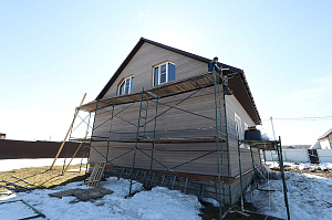 Не просто обшивка, а комплексное решение: вентилируемый фасад, индивидуальный водосток и единый стиль — дом, который будет служить десятилетиями