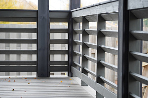 Изысканная терраса из сибирской лиственницы в Солнечной Долине