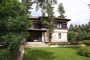 Не верите, что деревянный фасад может служить десятилетиями? Смотрите нашу работу 5-летней давности — она выглядит свежее многих новостроек