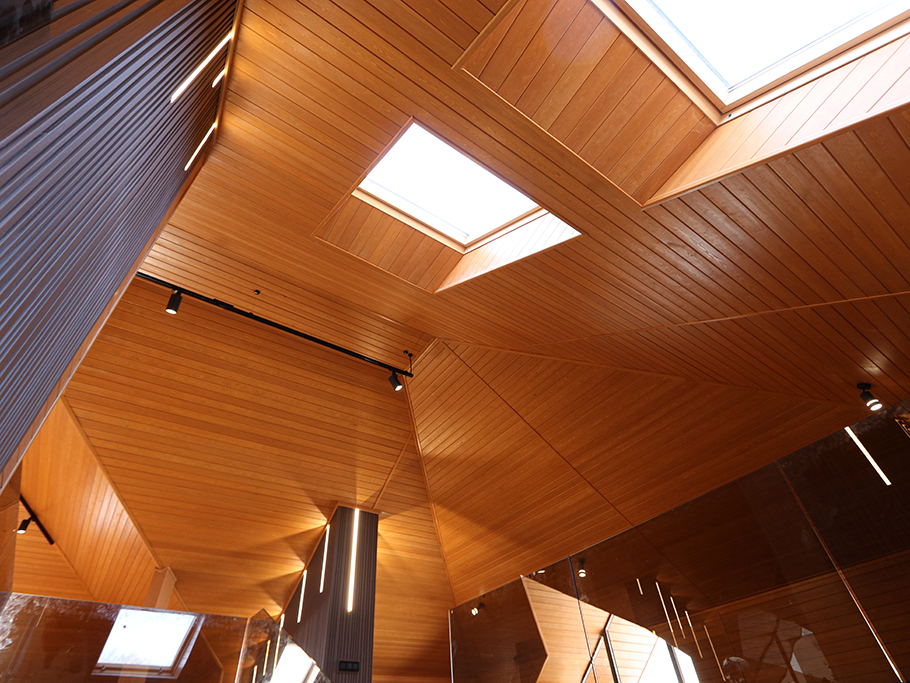 Шикарная внутренняя отделка вагонкой загородного дома