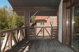 Фасад в стиле Шале: Изысканный коттедж в Новом Щеглово от Лесобиржи-Спб