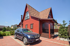 Вишневый фасад и темно-коричневые акценты: история преображения целого участка в Ленинградской области