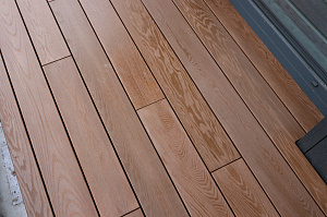 Терраса из термоясеня на эксплуатируемой кровле