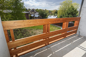 Холодная монументальность камня и живое тепло дерева — идеальный дуэт для фасада, который не оставит равнодушным