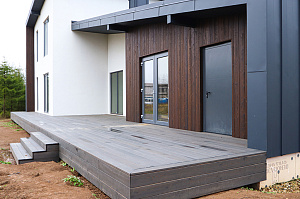 Премиальная отделка фасада и террасы лиственницей: проект ЛесоБиржи на Ладожские Берега