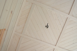 Шепот дерева: Завершенные работы по отделке стен и потолков в Кармолино