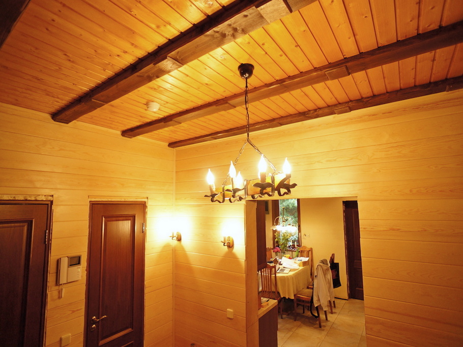 Союз благородства и практичности: комбинированная отделка коттеджа ангарской и обычной сосной