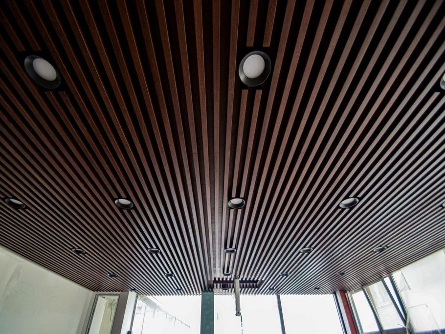 Потолок, о котором говорят: трендовое решение для статусного офиса