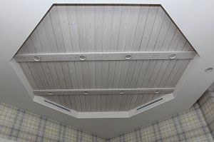 потолок из лиственницы