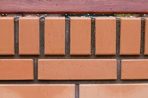 Элегантный забор из планкена и кирпича на Прохладном озере