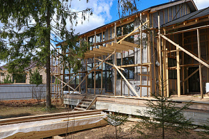 Петергоффские аллеи требуют статуса: как термолиственница преобразила каркасный дом в элитном посёлке