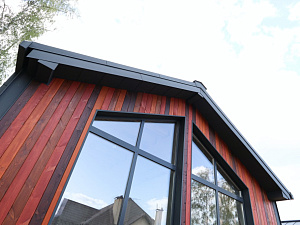 Поместье «Алексеевское»: фасад из термососны в четырех цветах — смелое решение для взыскательных владельцев

