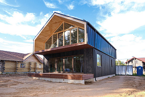 Не просто обшивка, а архитектурное высказывание: вертикальный планкен, идеальные зазоры и мембрана для долгой жизни дома