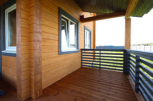 Карцево: шлифовка и покраска дома из клеёного бруса для «Нордвуд» — защита Tikkurila Pinja W-Oil (5070) и акценты RAL 7024