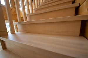 белые ступени из лиственницы