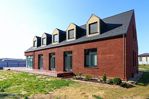 Гармония стиля и функциональности: гараж и терраса из лиственницы в Низово