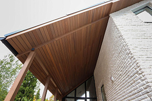 Скрытый крепёж САМО, цеховая покраска и масло Renner: почему термоясень — лучший выбор для статусного дома в Ленинградской области