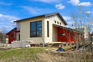 Фасад с характером: Сочетание лиственницы, сосны и камня в Honka Family Club