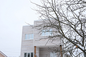 Современный каркасный дом с эксплуатируемой кровлей у Озера Врево