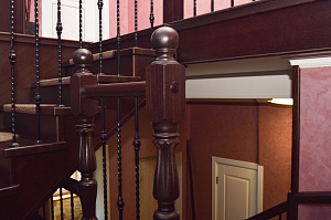 Забежные ступени, кованые балясины и ясень: история одной лестницы, рожденной в содружестве с клиентом