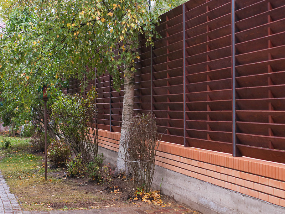 Как выглядит по-настоящему дорогой забор из планкена и кирпича