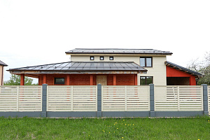 Фасад с характером: Сочетание лиственницы, сосны и камня в Honka Family Club