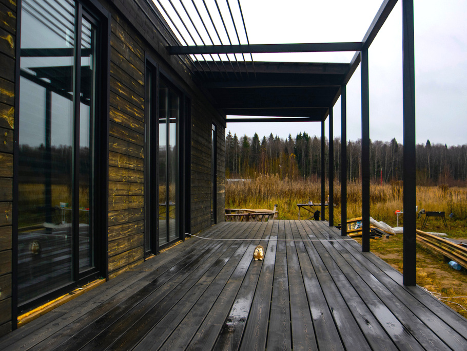 Игра света и тени: брашировка и патина на террасе из лиственницы в КП Изумрудное