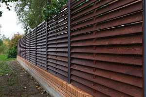 Элегантный забор из планкена и кирпича на Прохладном озере