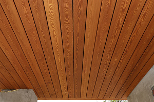 Холодная монументальность камня и живое тепло дерева — идеальный дуэт для фасада, который не оставит равнодушным