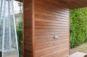 Скрытый крепёж, цеховая покраска и сибирская лиственница: почему этот проект в Мысе Удальцово не требует внимания уже 4 года